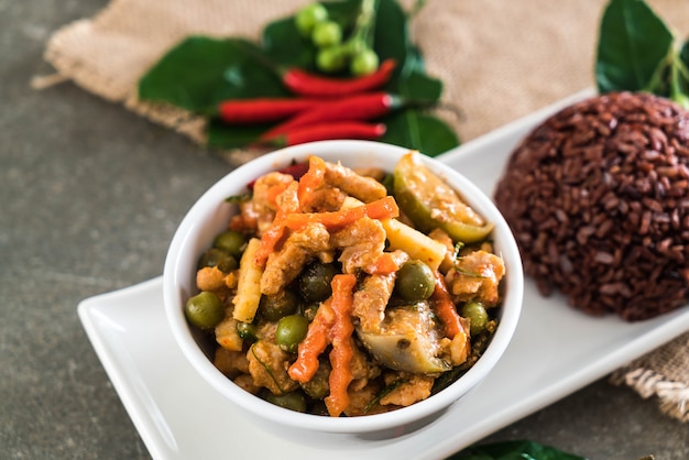 Panaeng Curry Con Cerdo Y Arroz De Bayas