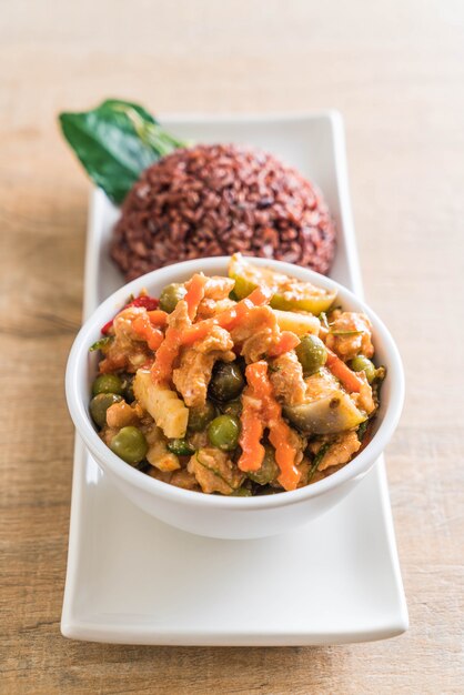 Panaeng Curry Con Cerdo Y Arroz De Bayas