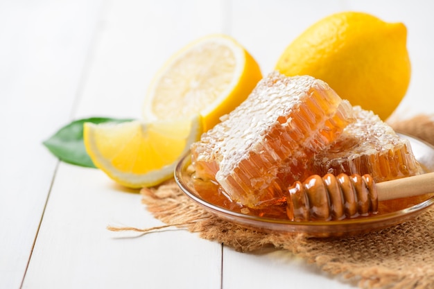 Panal con limones en un plato