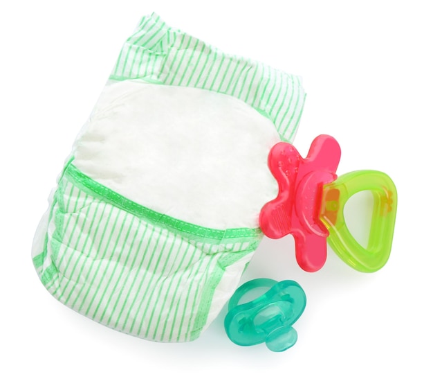 Pañales y accesorios para bebés en la vista superior de fondo blanco