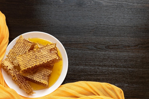 Panales en plato blanco sobre la mesa de madera. Producto de abeja orgánico natural. Estilo de vida saludable.