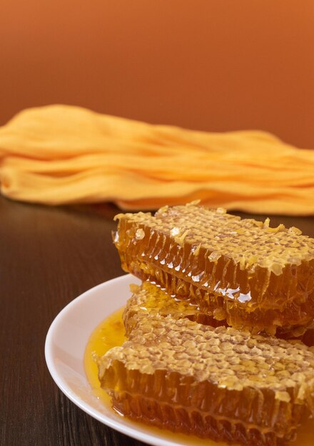 Panales en plato blanco sobre la mesa de madera. Producto de abeja orgánico natural. Estilo de vida saludable.