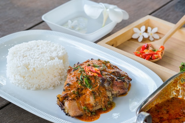 Panang com frango grelhado é um prato picante na parte central da Tailândia.