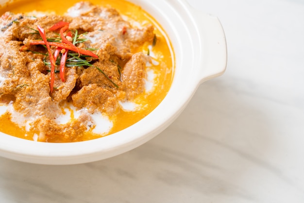 Panang-Curry des thailändischen Mahlzeitensatzes mit Schweinefleisch. Thailändischer Essensstil