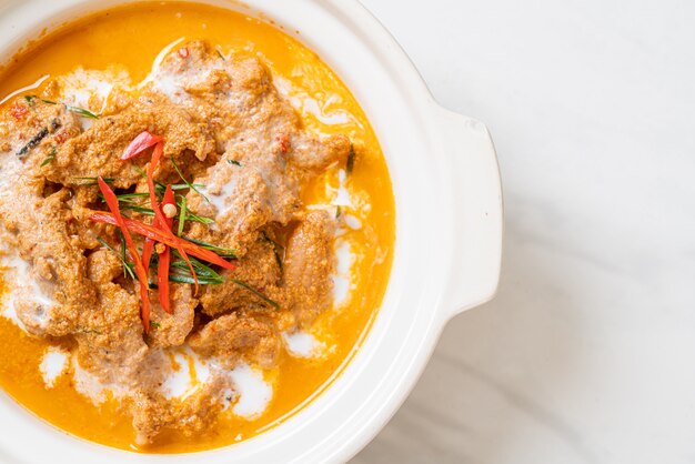 Panang-Curry des thailändischen Mahlzeitensatzes mit Schweinefleisch. Thailändischer Essensstil