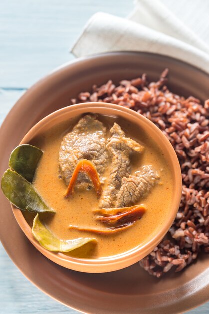 Panang curry tailandés con arroz rojo