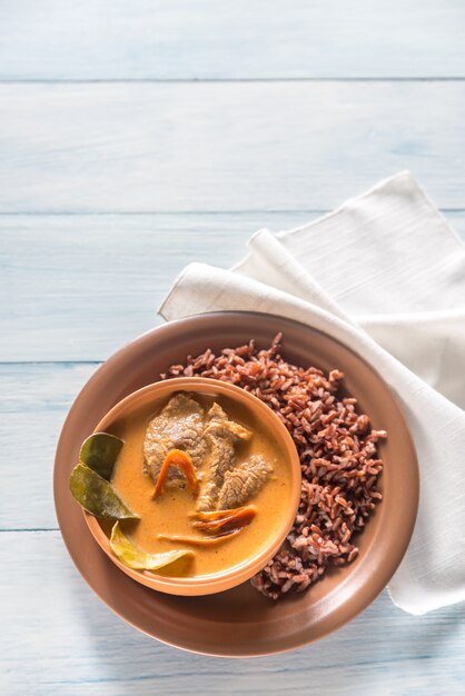 Panang curry tailandés con arroz rojo