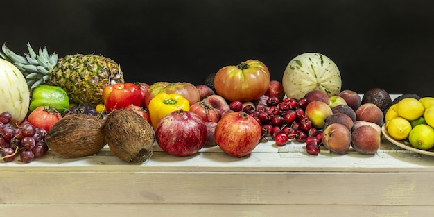 Una pancarta con un bodegón con frutas maduras variadas