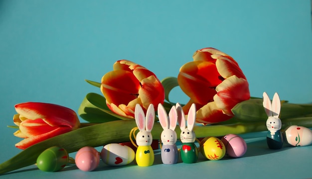 pancartas de e aster con huevos de conejitos y tulipanes amarillos rojos sobre un fondo verde