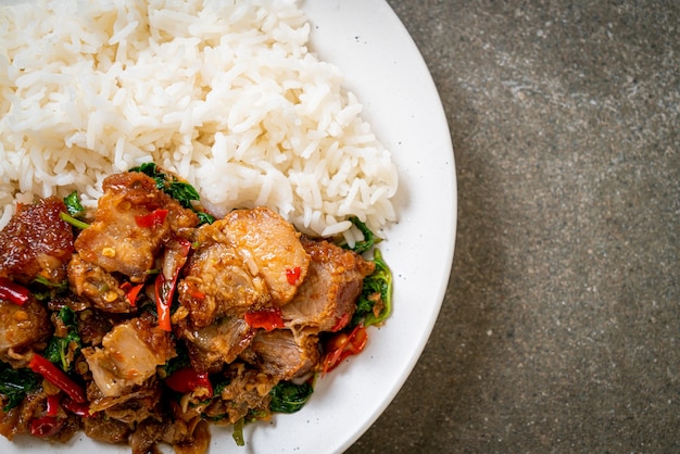 Panceta de cerdo crujiente salteada y albahaca con arroz - estilo de comida callejera local asiática