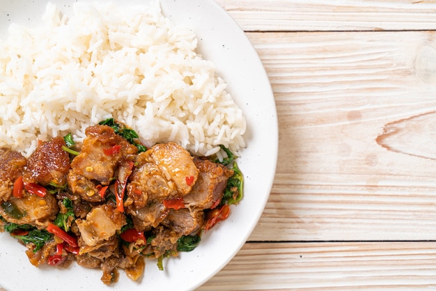 panceta de cerdo crujiente salteada y albahaca con arroz