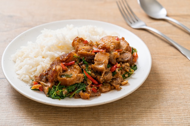 panceta de cerdo crujiente salteada y albahaca con arroz