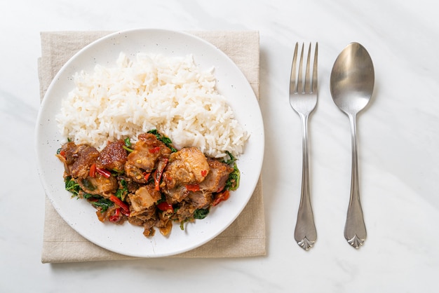 panceta de cerdo crujiente salteada y albahaca con arroz