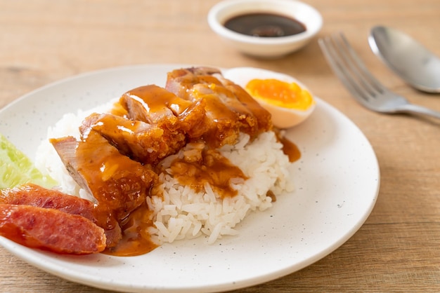 Panceta crujiente sobre arroz con salsa roja barbacoa