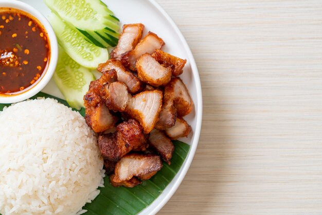 Panceta frita con arroz con salsa picante