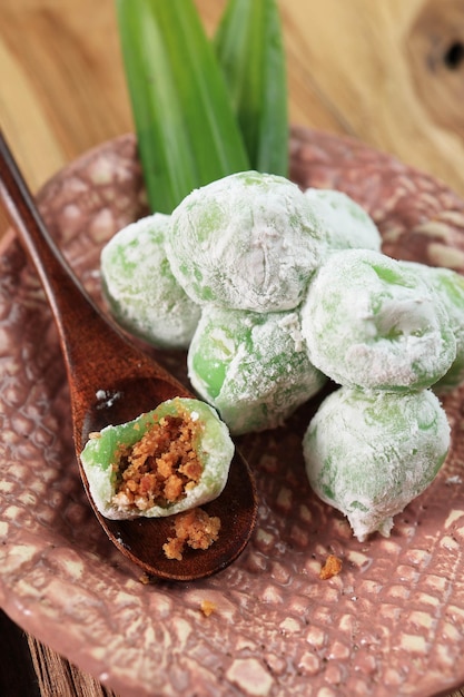 Pandan Mochi Reiskuchen aus Klebreis mit Pandanusblättern gefüllt mit süßer Erdnuss