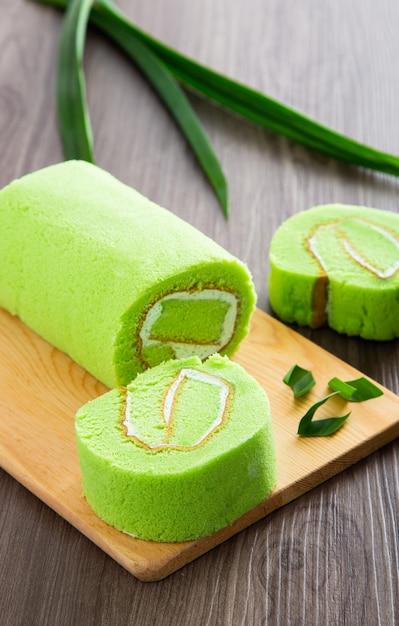 Pandan Swiss Roll Kuchen auf Holztisch