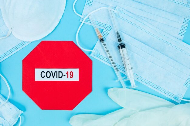 Pandemia de coronavirus. mascarilla médica antiviral para protección contra enfermedades de la gripe. Máscara quirúrgica. COVID coronavirus del síndrome respiratorio de Oriente Medio. enfermedad por virus corona 2019, COVID-19. Quédate en casa