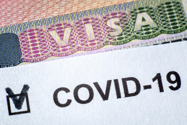 Pandemia de coronavírus COVID19 e documento de conceito de viagem com teste positivo COVID e carimbo Visa no passaporte