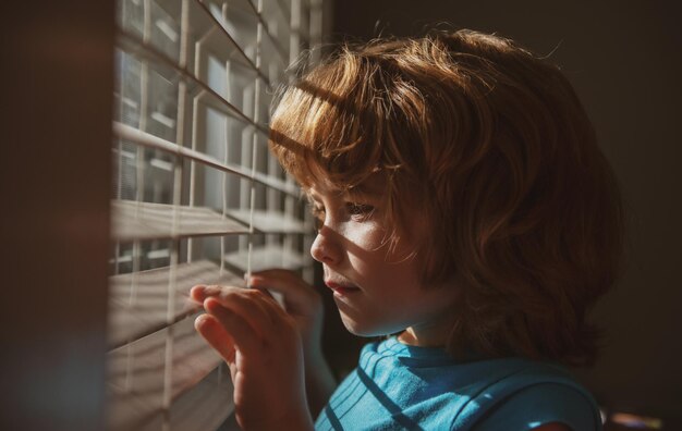 Pandemia de coronavírus Criança olhando pela janela Conceito de Quarentena Proteja-se Fique em casa em auto-isolamento COVID19 Lockdown