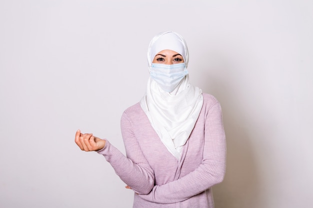 Pandemia do coronavírus. mulher de hijab com máscara médica para protegê-la do vírus.
