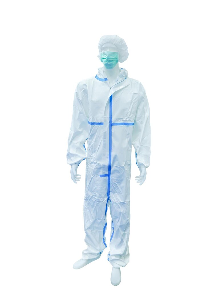 Foto pandemie-kleidung für ärzte chirurgisches gewand mit maske und kappe auf der puppe isoliert auf weißem hintergrund mit abschnittspfad vertikal