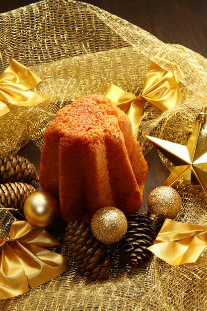 Pandoro delicioso com decoração de natal