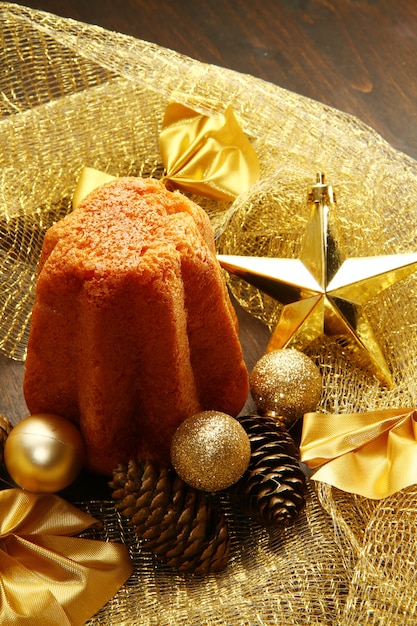 Pandoro delicioso com decoração de natal