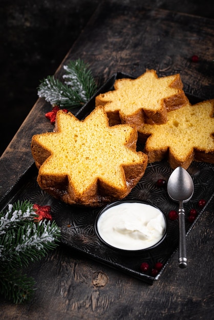 Pandoro de pastel italiano navideño tradicional