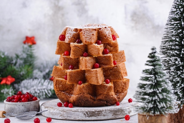 Pandoro de pastel italiano navideño tradicional