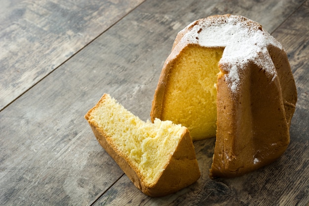 Pandoro-Weihnachtskuchen mit Zucker auf Holztischkopienraum