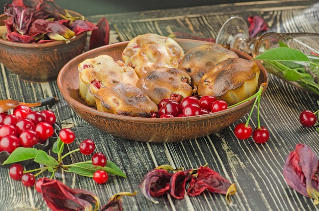 Foto panecillos de cereza recién horneados