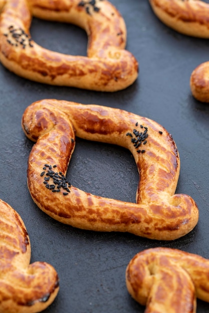 Panecillos recién horneados en una bandeja para hornear