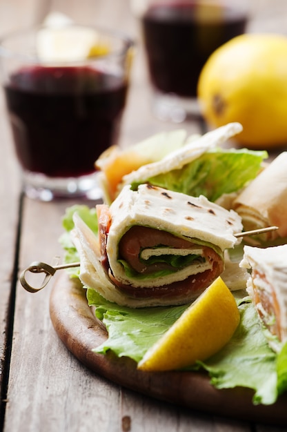 Panecillos con salmón y ensalada