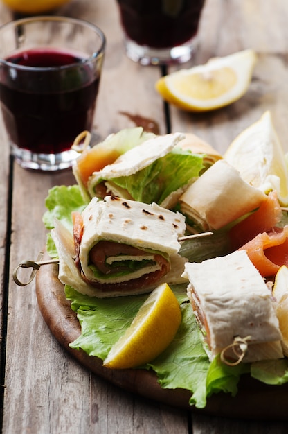 Panecillos con salmón y ensalada