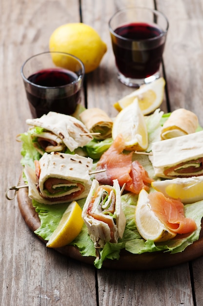 Panecillos con salmón y ensalada