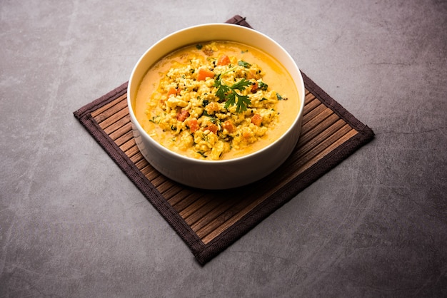 Paneer Bhurji Gravy servido en un bol. enfoque selectivo