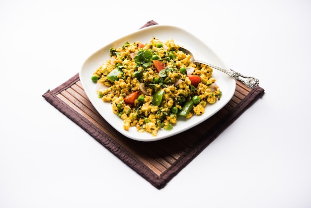 Paneer Bhurji, mild gewürztes Hüttenkäse-Rührei und serviert mit Roti oder Laccha Paratha, selektiver Fokus