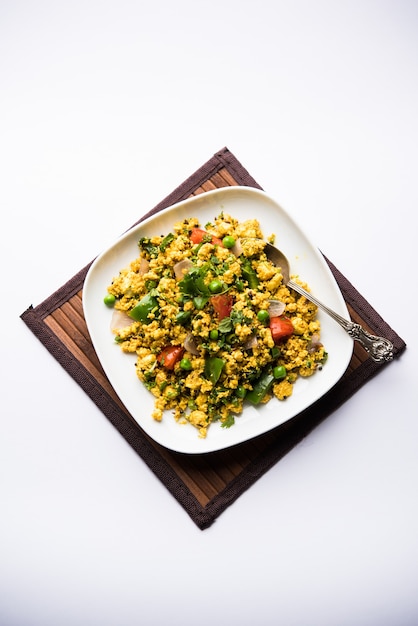 Paneer Bhurji, queijo cottage levemente temperado e servido com roti ou laccha paratha, foco seletivo