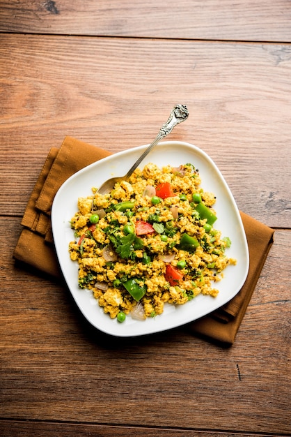 Paneer Bhurji, queijo cottage levemente temperado e servido com roti ou laccha paratha, foco seletivo