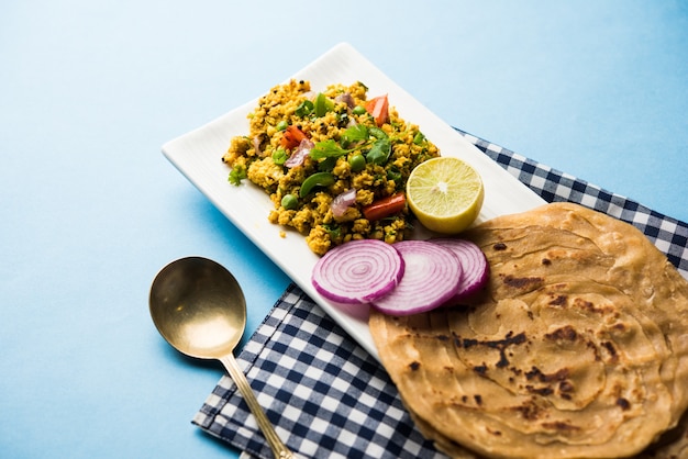 Paneer Bhurji, queijo cottage levemente temperado e servido com roti ou laccha paratha, foco seletivo