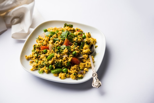 Paneer Bhurji, revuelto de requesón ligeramente condimentado y servido con roti o laccha paratha, enfoque selectivo