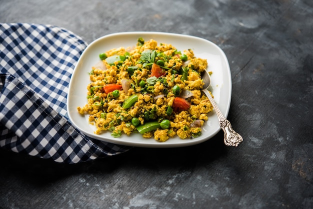 Paneer Bhurji, revuelto de requesón ligeramente condimentado y servido con roti o laccha paratha, enfoque selectivo