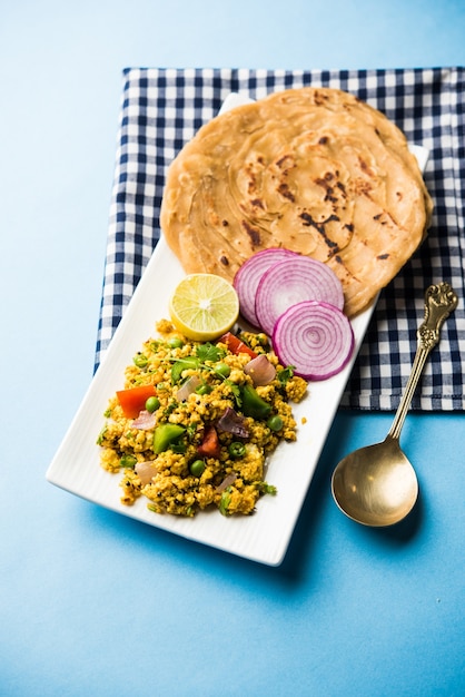 Paneer Bhurji, revuelto de requesón ligeramente condimentado y servido con roti o laccha paratha, enfoque selectivo