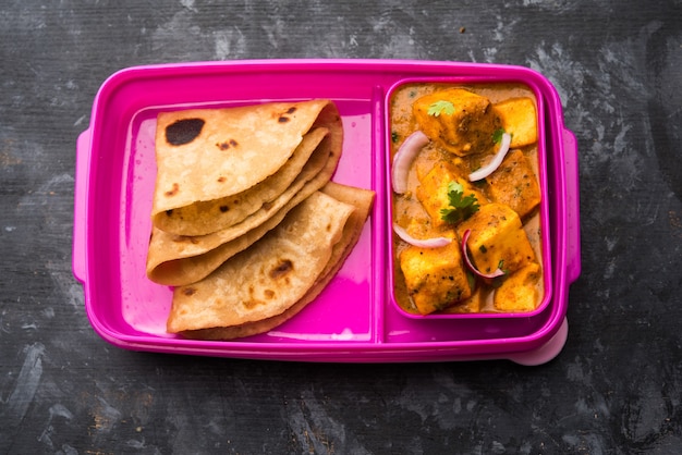 Paneer Butter Masala com Roti na lancheira ou tiffin, foco seletivo