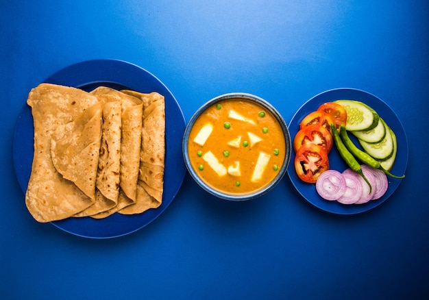 Paneer Butter Masala é a famosa receita de comida indiana feita com queijo cottage, servido com pão achatado também conhecido como roti ou chapati. foco seletivo