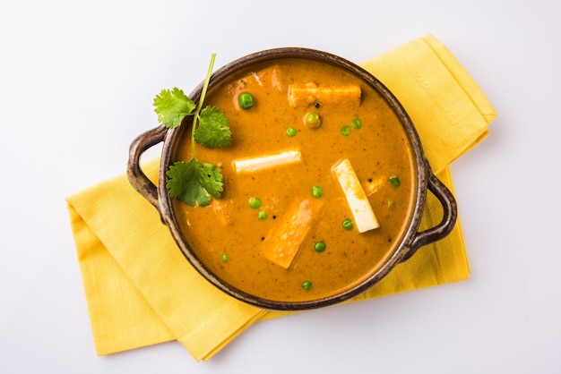 Paneer Butter Masala é a famosa receita de comida indiana feita com queijo cottage, servido em uma tigela. foco seletivo