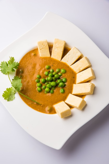 Paneer Butter Masala é a famosa receita de comida indiana feita com queijo cottage, servido em uma tigela. foco seletivo