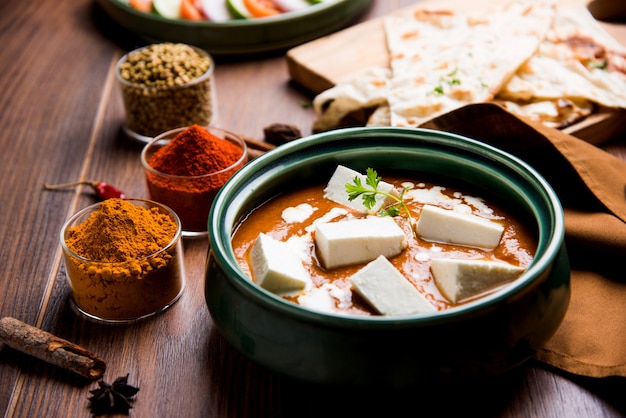 Paneer Butter Masala é uma receita popular do norte da Índia para almoço ou jantar feita com queijo cottage em curry de tomate vermelho. geralmente servido com arroz e chapati ou naan. foco seletivo