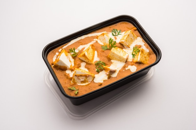 Paneer Butter Masala embalado em recipiente ou caixa de plástico, pronto para entrega em domicílio ou coleta